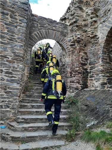 Zur Eingewöhnung an die Atemschutzgeräte sowie Filter ging es in Kobern hoch zur Niederburg.Quelle: Freiwillige Feuerwehr Dreckenach
