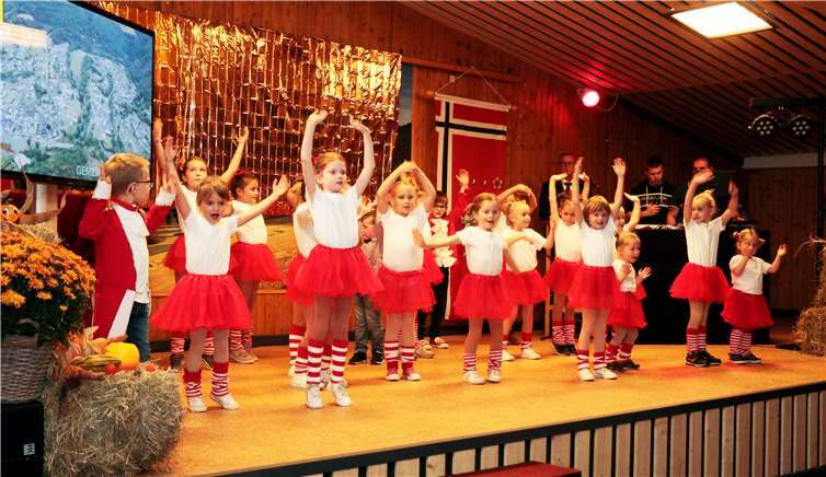 Zur Einsegnung eine tänzerische Darbietung der Kindertanzgruppe.