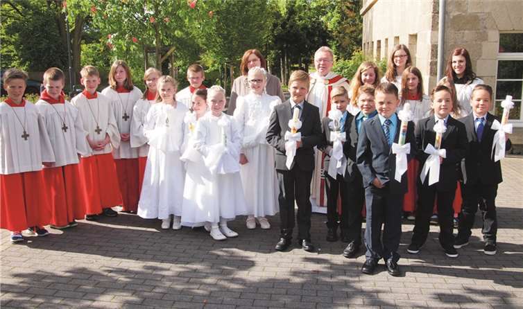 Zur Einstimmung auf das große Ereignis trafen die Kinder sich vor Beginn der heiligen Messe gemeinsam mit Pfarrer Ralf Birkenheier und Gemeindereferentin Hella Wilbert sowie den Messdienern vor dem Beller Kindergarten. SF