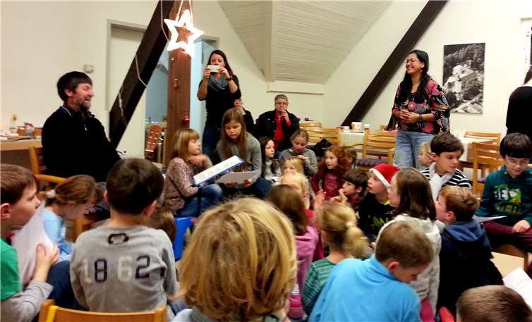 Zur Einstimmung auf den Advent wird gebastelt und gesungen. Maria Britten