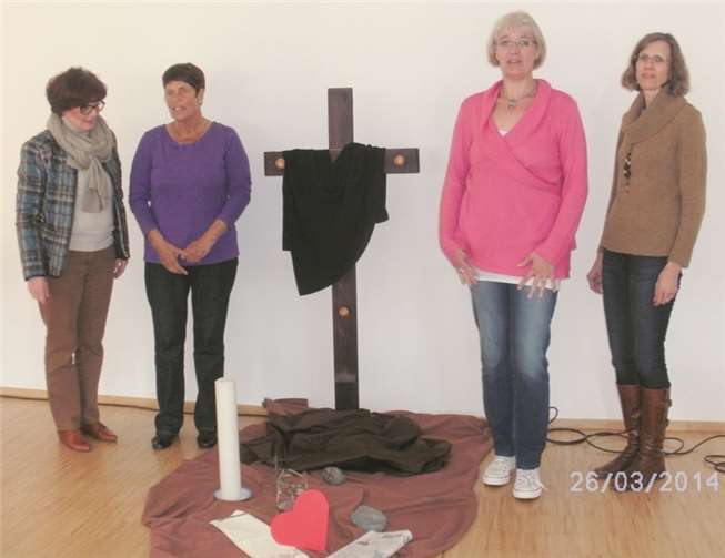 Zur Einstimmung auf den Nachmittag wurde zuerst das Kreuz betrachtet, und zwar von seiner dunklen Seite und auch mit der aufgehenden Sonne auf der Rückseite.privat