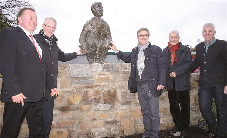 Zur Einweihung des Kreisels begrüßte Bürgermeister Wolfgang Kroeger (3.v.r.) neben Landrat Dr. Jürgen Pföhler (1.v.l.) auch Sparkassendirektor Dieter Zimmermann (2.v.l.) und Otto Kley (2.v.r.).Rü