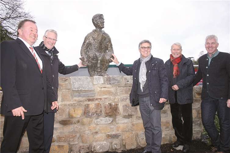 Zur Einweihung des Kreisels begrüßte Bürgermeister Wolfgang Kroeger (3.v.r.) neben Landrat Dr. Jürgen Pföhler (1.v.l.) auch Sparkassendirektor Dieter Zimmermann (2.v.l.) und Otto Kley (2.v.r.).Rü