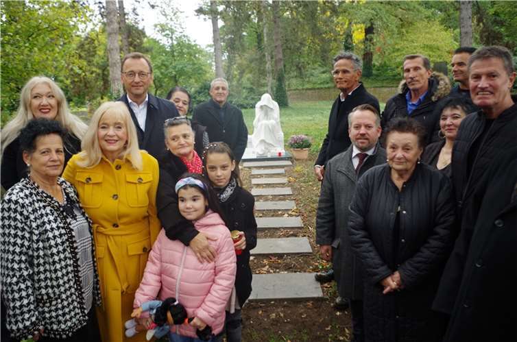 Zur Einweihung des Mahnmals kamen am Sonntagnachmittag zahlreiche Gäste aus dem politischen und kulturellen Leben zusammen. Foto: Heinrich Reinhardt