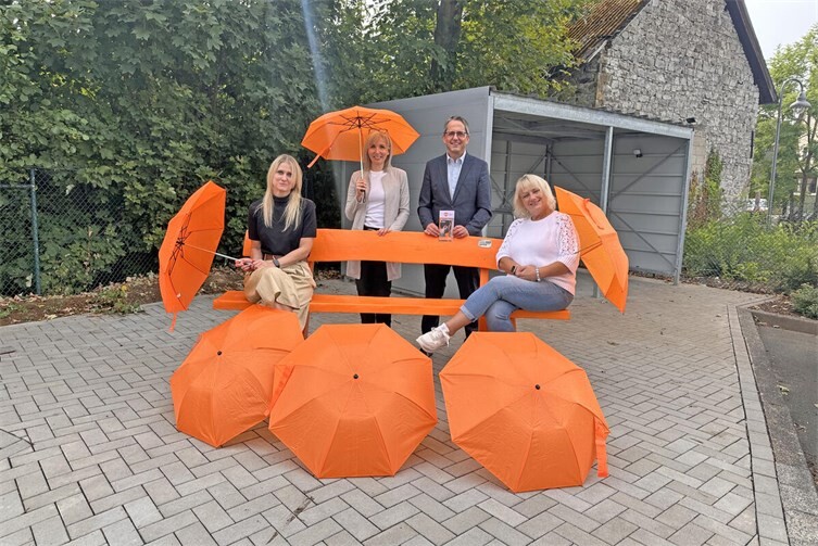 Zur Einweihung trafen sich Bürgermeister Oliver Götsch und die Gleichstellungsbeauftragten der Verbandsgemeinde Selters, Margit Weber (rechts) und Claudia Rothe (links), mit Bianca Westphal, Gleichstellungsbeauftragte der Kreisverwaltung des Westerwaldkreises.