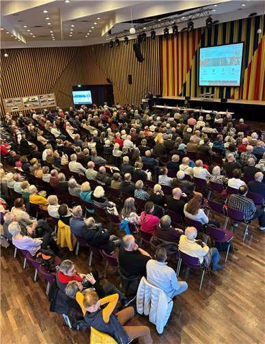Zur Einwohnerversammlung der Stadt Lahnstein versammelten sich viele Interessierte in der Stadthalle.  Foto: Eva Dreiser / Stadtverwaltung Lahnstein