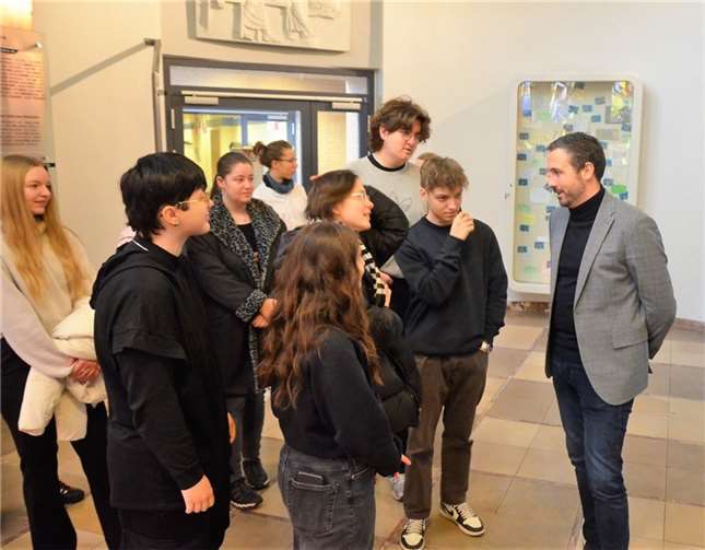 Zur Enthüllung des diesjährigen Mahnmals fand Andernachs designierter Oberbürgermeister Christian Greiner lobende Worte für die jungen Künstlerinnen und Künstler. Foto: privat