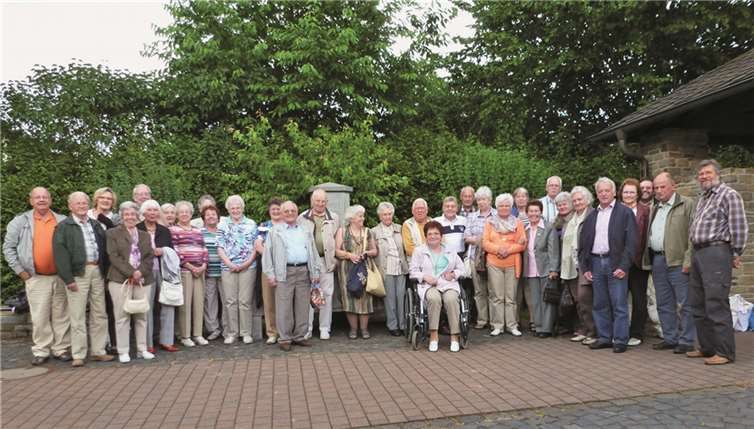 Zur Erinnerung an den schönen Tag machten die Senioren zum Abschluss ein gemeinsames Gruppenfoto in Thalhausen.privat