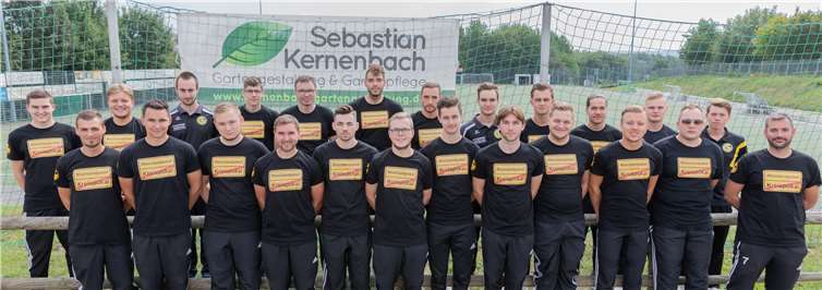 Zur Erinnerung an die Rheinlandpokal-Teilnahme hat Sebastian Kernenbach (3. v.l.) die zweite Mannschaft der GSG mit T-Shirts ausgestattet. Foto: Andreas Thun