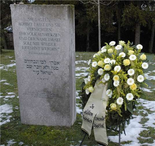 Zur Erinnerung an die sogenannte „Reichskristallnacht“ im November 1938 ließ die Gemeinde Swisttal diesen Gedenkstein aufstellen.