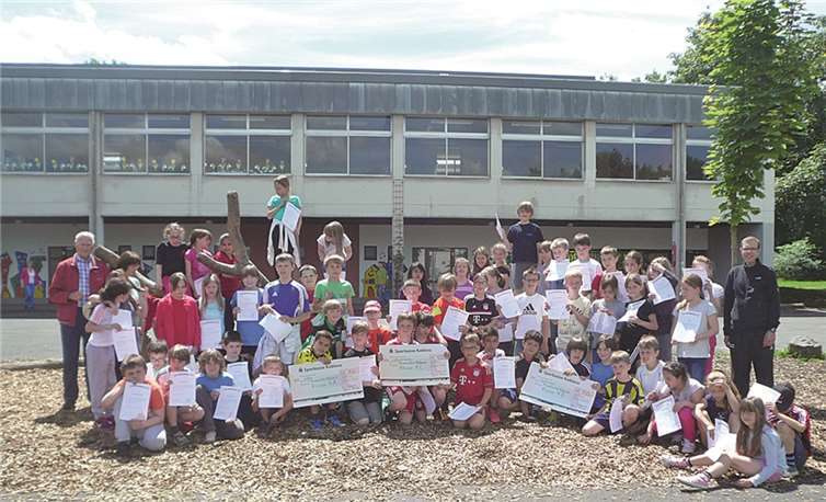 Zur Erinnerung an diesen schönen Tag stellen sich die Teilnehmer aller drei Klassen zum Gruppenfoto. privat