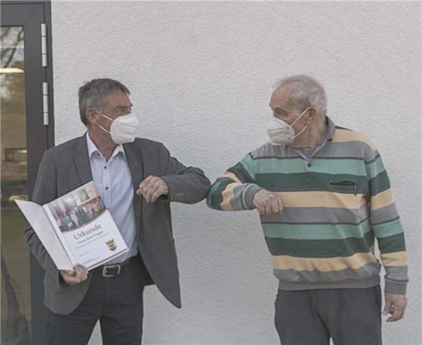 Zur Erinnerung an sein Engagement im Ortsbeirat erhielt Franz-Josef Degen (re.) eine Urkunde von Ortsvorsteher Gunter Windheuser (li.). Foto: Reiner Friedsam