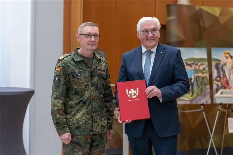Zur Erinnerung an seinen Besuch erhält Steinmeier ein Faksimile der „Himmeroder Denkschrift“ von Generalmajor Ansgar Meyer. Foto: Bundeswehr/Kondratiuk