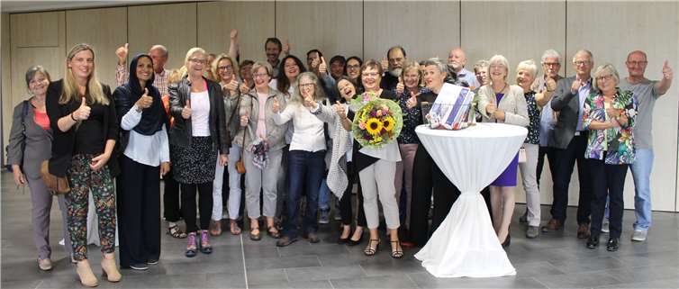 Zur Erinnerung gab es für Ute Probst noch ein Foto mit allen Kursleiterinnen und Kursleitern der VHS Montabaur. Ihre Nachfolgerin Caroline Albert-Woll (ganz links) fühlt sich bereits wohl in dem Kreis. privat