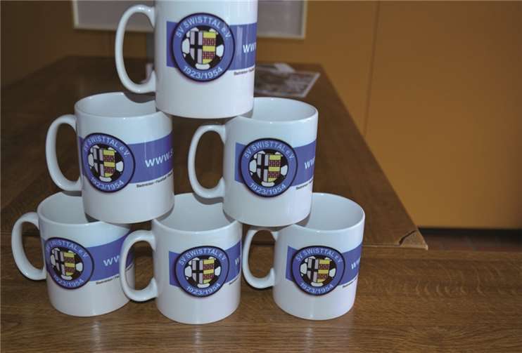 Zur Erinnerung konnten diese Jubiläumsbecher erworben werden.