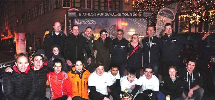Zur Erinnerung stellten sich alle vor dem Winterberg-Emblem auf.BS