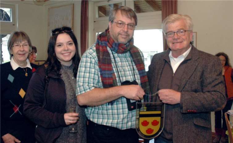 Zur Erinnerung wurde Paul Taylor (2. v. re.), ein Wappen der Ortsgemeinde durch Ortsbürgermeister Walter Radermacher (re.) überreicht. Fotos:-UM-