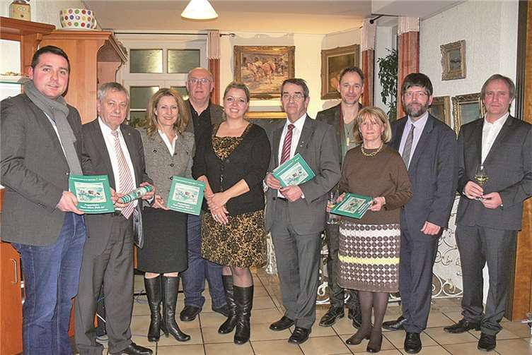 Zur Eröffnung der 7. Sonderausstellung des Cochemer Malers Josef Steib im Hotel Café Germania fanden sich zahlreiche geladene Gäste ein.TE