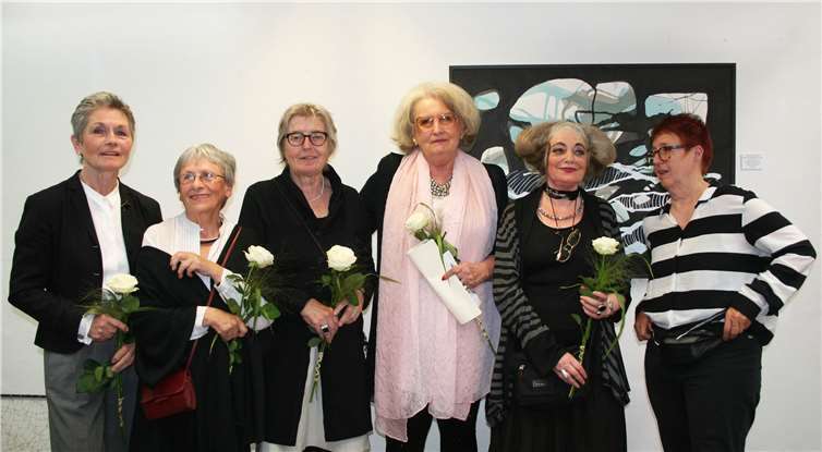 Zur Eröffnung der Ausstellung „Zart und Zackig“ 2016, Ilse Wegmann (v. l.), Martine Metzing-Peyre, Tina Wedel, Rosemarie Bassi, Marianne Pitzen, Ise Schwarz.