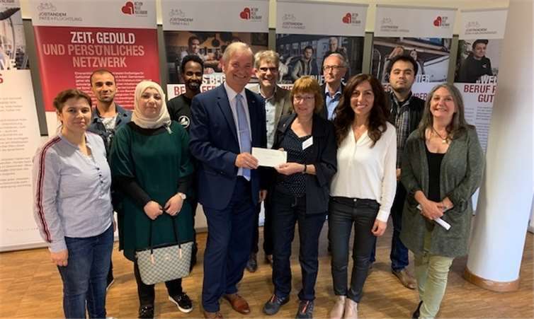 Zur Eröffnung der Interkulturellen Woche überreichte Karsten Fehr die Spende an den Verein Gemeinsam für Vielfalt e.V. Foto: VG Unkel