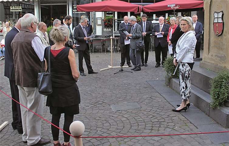Zur Eröffnung der Kirchweih mit einem Bitt- und Segensgebet hatte der Stadtbürgermeister an die Mariensäule geladen