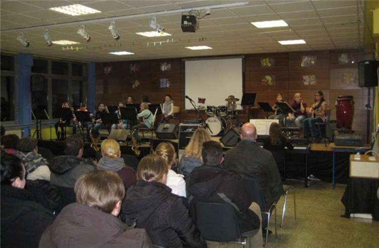 Zur Eröffnung des Abends bot die Big Band-Klasse der Schule ihr musikalisches Können dar.privat