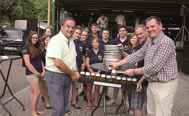 Zur Eröffnung des Bierbrunnens, durch den Ortsbürgermeister Martin Braun gehört es fast schon zur Tradition, dass er den Junggesellen ein Fass Bier spendiert.