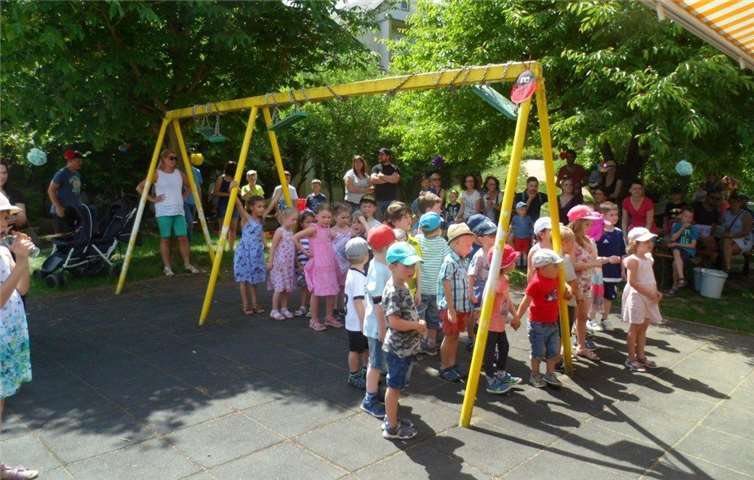 Zur Eröffnung des Festes sangen die Kinder das mottogebende Lied vom Frühlingsfest auf der Wiese. privat