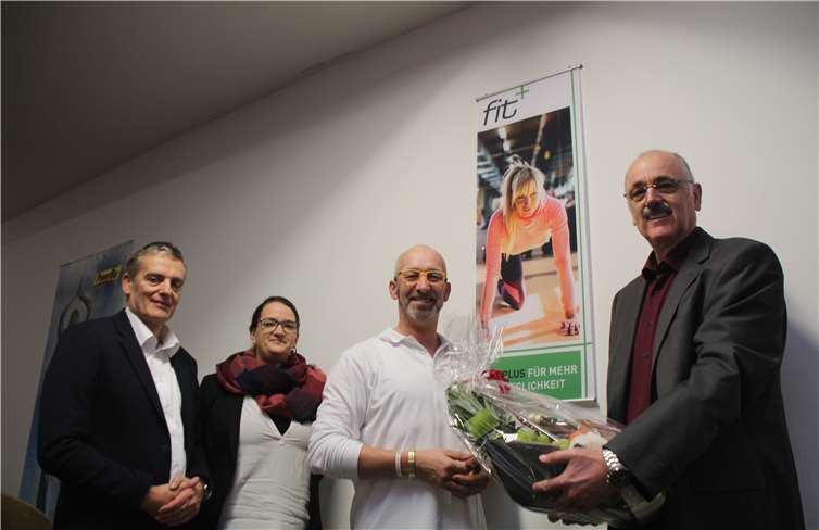 Zur Eröffnung des Fintnessstudios „fit+ Bad Breisig“ überreichte Hans-Josef Marx als Stellvertreter des erkrankten Verbandsbürgermeisters Bernd Weidenbach Inhaber Detlef Eenhuis (Mitte) gemeinsam mit Sarah Hölscher von der Wirtschaftsförderung der Verbandsgemeinde und Norbert Heidgen als Vertreter der Stadtbürgermeisterin einen Präsentkorb.KMI