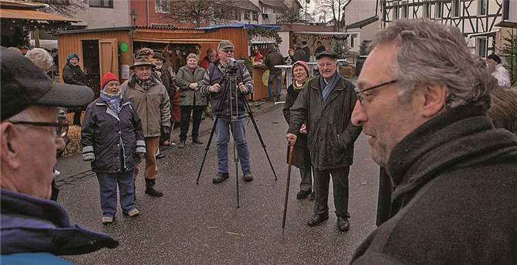 Zur Eröffnung des Fritzdorfer Weihnachtsmarktes schmetterten die Gäste, angeführt von Hans-Josef Seidel (r.) gleich einige Weihnachtslieder. VJ