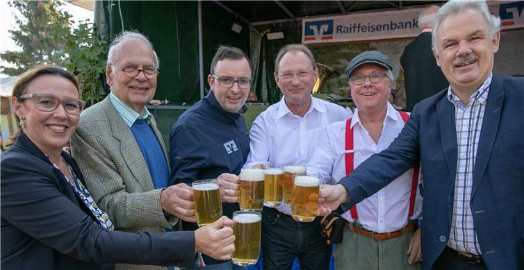 Zur Eröffnung des Oberdreeser Herbstmarktes stießen (von links) VizelandrätinSilke Josten-Schneider, Vizebürgermeister Claus Wehage, Raiffeisenbank-GebietsleiterFlorian Lanzerath, Ortsvorsteher Kurt Brozio, Ortsausschuss-Vorsitzender Peter Eich undBürgermeister Stefan Raetz mit „Herbstmarktbier“ an. Fotos: -Jost-