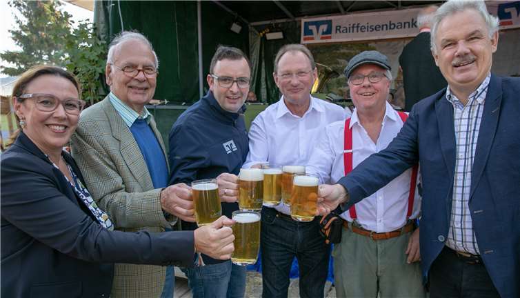 Zur Eröffnung des Oberdreeser Herbstmarktes stießen (von links) Vizelandrätin Silke Josten-Schneider, Vizebürgermeister Claus Wehage, Raiffeisenbank-Gebietsleiter Florian Lanzerath, Ortsvorsteher Kurt Brozio, Ortsausschuss-Vorsitzender Peter Eich und Bürgermeister Stefan Raetz mit „Herbstmarktbier“ an.JOST