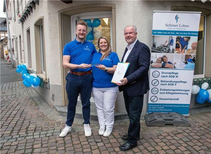 Zur Eröffnung des Pflegedienstes „Schöner leben – STAHRKE Pflege“ im Kanonenwall 72 in Ahrweiler gratulierte auch der Kreisstadt-Beigeordnete Hans-Jürgen Juchem (re.) Geschäftsführer Darius Schäfer und Pflegedienstleiterin Jessica Thiel. Foto: Jost