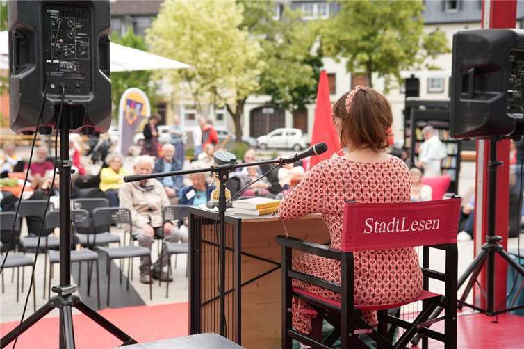Zur Eröffnung des StadtLesens in der Deichstadt trug die in Neuwied geborene Autorin Jasna Mittler auf dem Marktplatz Passagen aus ihrem Roman „Blau Auge“ vor.Foto: Felix Banaski