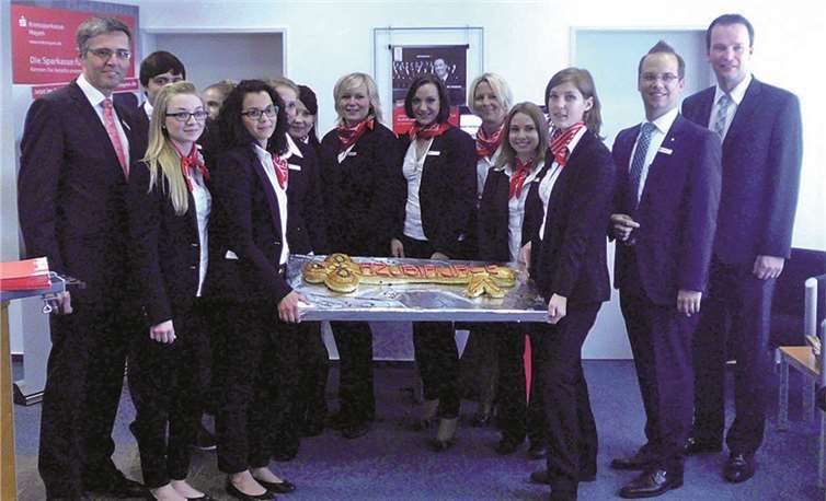 Zur Eröffnung ein Gruppenfoto - vom Vorstand bis zum Azubi, von Alt bis Jung: "Wir sind Sparkasse". AK