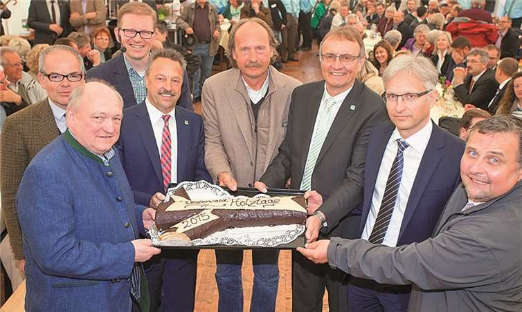 Zur Eröffnung gab es einen Baumstammkuchen für die Geschäftsleitung der Firma van Roje. WT