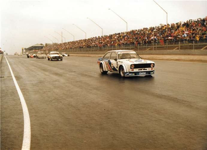 Zur Eröffnung gab es verschiedene Programmpunkte. Neben Rennen fanden auch Vorführungen, Musikeinlagen oder Paraden statt - wie hier mit Oldtimern der Marke Ford.  Foto: Weitz Niederzier