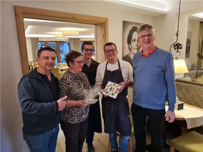 Zur Eröffnung gratulierten der stellvertretende Bürgermeister Manfred Lütz und Ortsvorsteher Hermann Menth der Seniorin Veronika Reichelt und den beiden Chefs Thomas und Andreas Reichelt zur Wiedereröffnung. Foto: privat