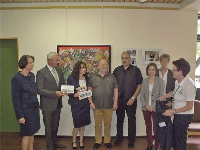 Zur Eröffnung kamen (v.l.): Susanne Isaak-Mans, 1. Kreisbeigeordneter Achim Hallerbach, Marion Schreiber, Projektkoordinatorin, Hans-Joachim Fischer, demenzerkrankter Maler, Dr. Ulrich Kettler, Psychiatriekoordinator, Andrea Kollig, Malschule Farbenfroh Neuwied, Bea Röder-Simon, Mehrgenerationenhaus Neuwied und Helga Rohra.privat
