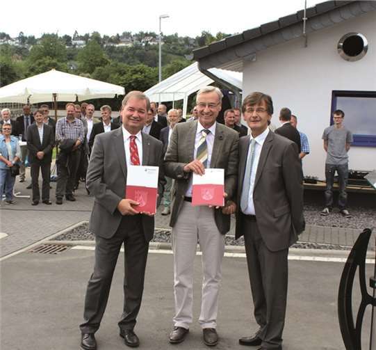Zur Eröffnung konnte Staatssekretär Thomas Griese (Mitte) den Bürgermeistern und Zweckverbandsvorsitzenden Hans-Günter Fischer (r.) und Karsten Fehr die Bewilligungsbescheide für weitere Fördermittel überbringen. DL