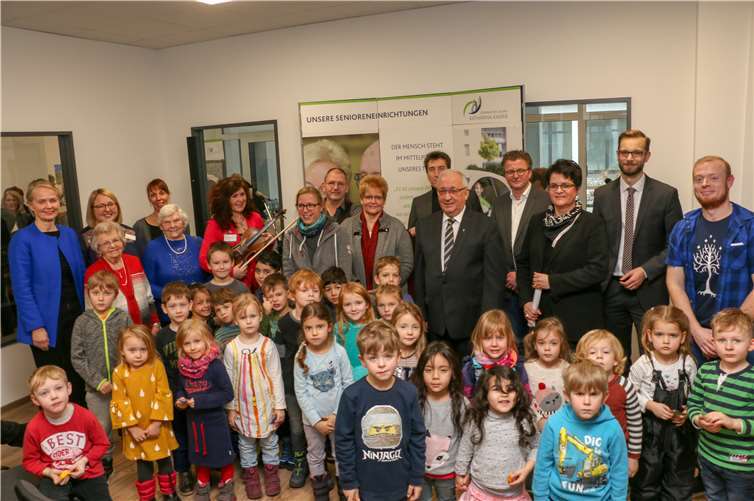 Zur Eröffnung sangen die Kinder der benachbarten Kindertagesstätte Sonnenschein gemeinsam mit Bewohnerinnen aus dem befreundeten Seniorenzentrum St. Josef aus Dernbach ein Lied aus der Feder des Musikduos Orange Moon.  Dernbacher Gruppe Katharina Kasper