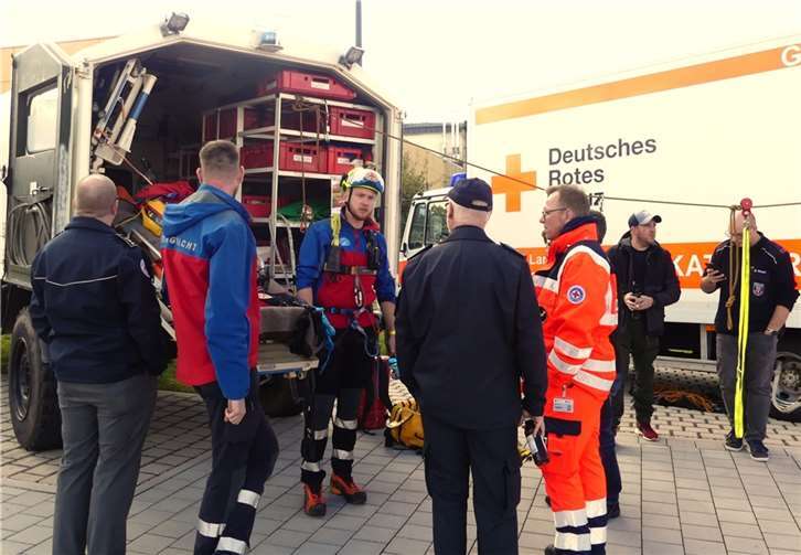 Eröffnungsfeier zum Tag der offenen Tür Zur Eröffnung waren mit Rettungsdienst, Wasserwacht, Bergrettung, Jugendrotkreuz und Notfallnachsorge alle DRK-Abteilungen vertreten.