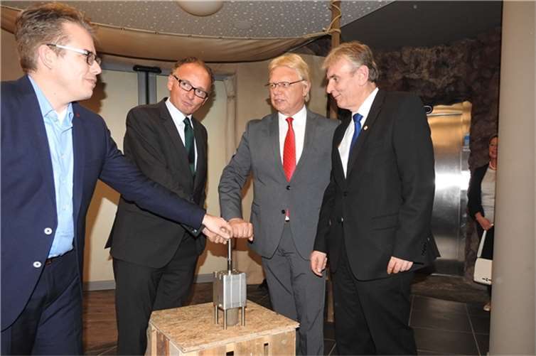 Zur Eröffnung wurde der Eingang symbolisch gesprengt. WAMFO.DE