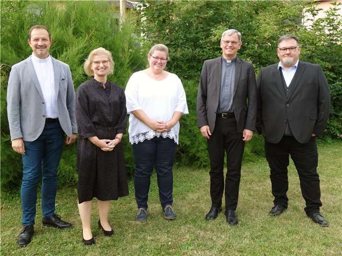 Zur Eröffnungsfeier des Pastoralen Raums begrüßte das Leitungsteam bestehend aus Dekan Carsten Scher (links), Angela Hübner (Mitte) und Marco Sauerborn (rechts) Generalvikar Dr. Ulrich von Plettenberg (Zweiter v. rechts) und Direktorin im Bischöflichen Generalvikariat Trier, Andrea Gerards (Zweite v. links).  Foto: Bistum Trier/Julia Fröder