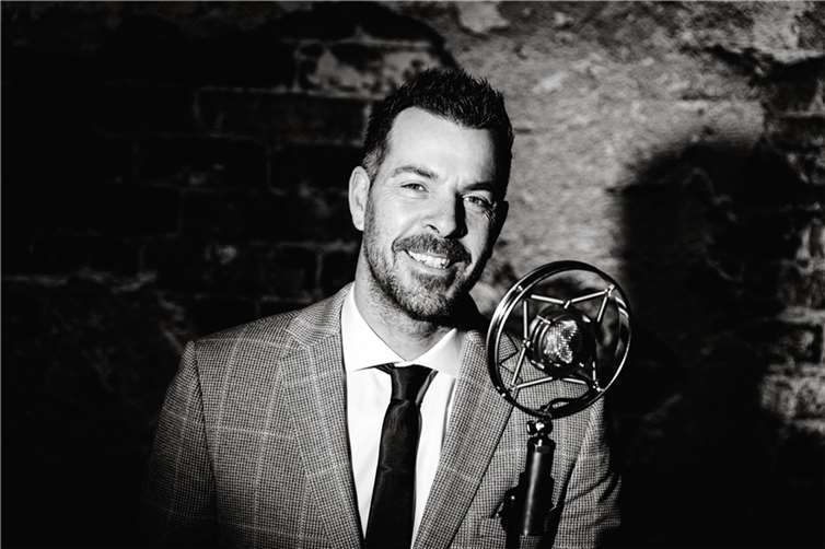 Zur Eröffnungsparty kommt Torben Klein mit einem rheinisch-weihnachtlichen Mitsingkonzert in den Kurpark.  Foto: Torben Klein