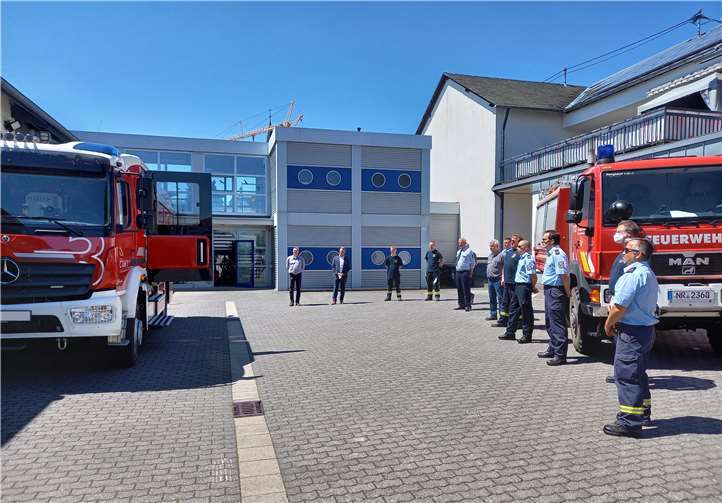 Zur Fahrzeug-Vorstellung trafen sich Vertreter der Einheiten, die Wehrleitung, die Verwaltung sowie das ausschreibende Büro am Feuerwehrhaus Rengsdorf. Foto: privat