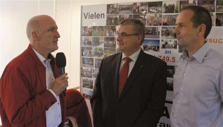 Zur Feier des 15. Geburtstages der Einrichtung eröffnete der Geschäftsführer der Vulkanpark GmbH, Jörg Busch, im Beisein zahlreicher geladener Gäste, darunter Landrat Dr. Alexander Saftig, eine Bilderausstellung.privat