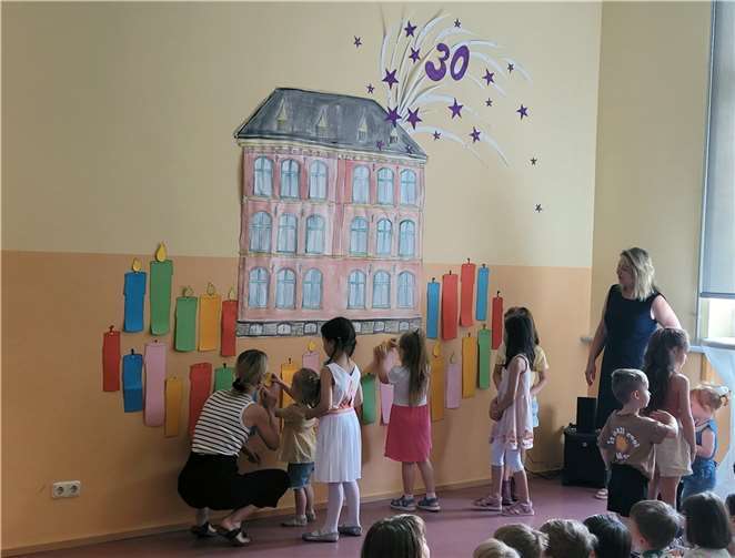 Zur Feier des Tages „entzündeten“ die Kinder 30 Papierkerzen.