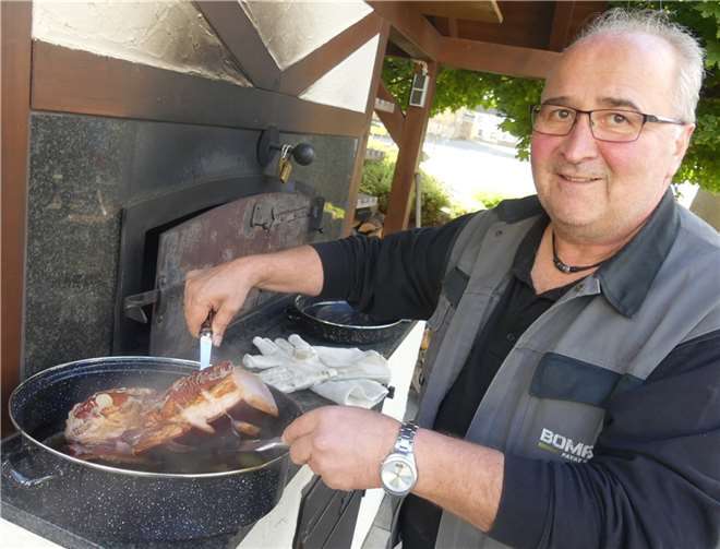 Zur Feier des Tages wurde auch der Backes angeheizt, in dem der „Backes-Juppes“ unter anderem herrlich saftigen Backschinken zubereitete.