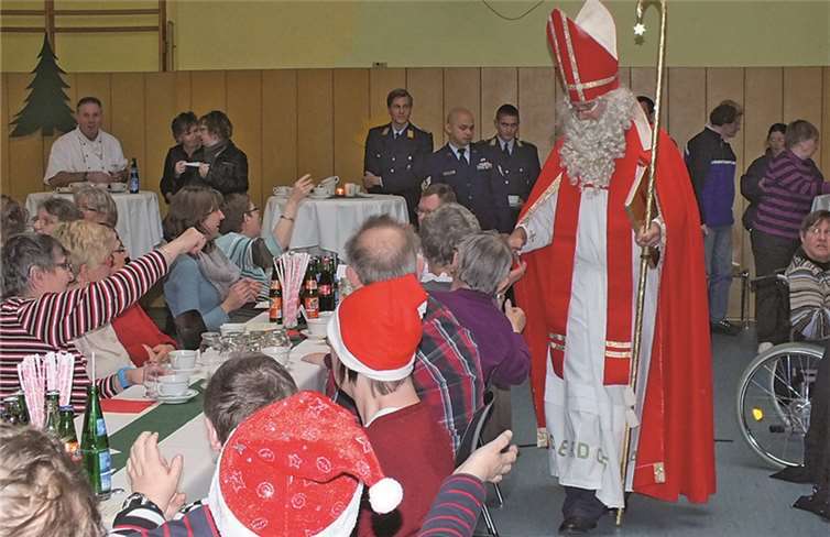 Zur Feierstunde in der Kührer Sporthalle, zu der auch viele Ehrengäste geladen waren, wurde der Nikolaus mit Gesängen und lieben Worten empfangen. Die Schüler der Förderschule Untermosel führten ein lustiges Theaterstück „Der zerstreute Weihnachtsmann“ auf und begeisterten hiermit nicht nur den Nikolaus.privat